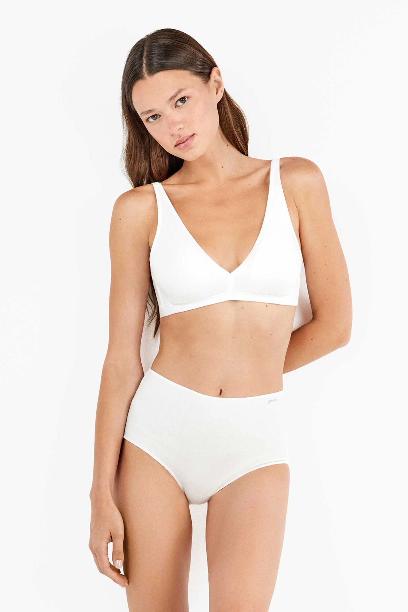 Gisela Braga alta con gal&oacute;n de encaje y camales&nbsp;