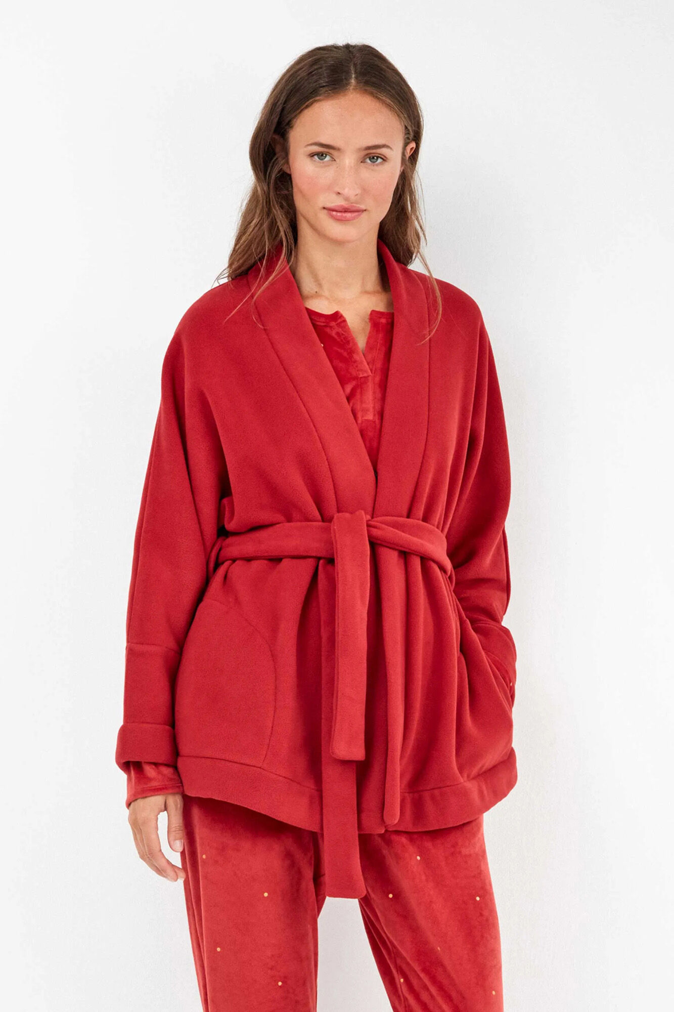 Gisela Bata pelo color rojo