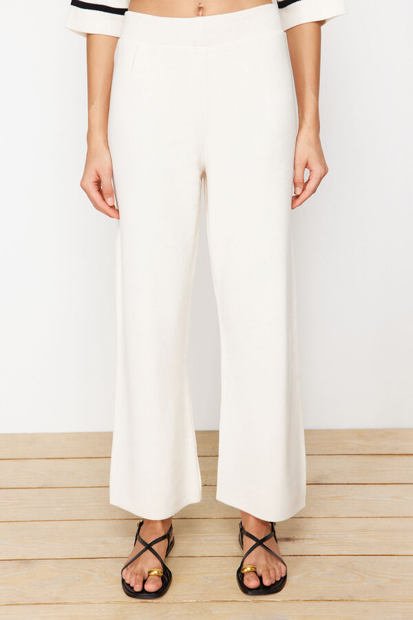 Trendyol Conjunto b&aacute;sico punto con rayas&nbsp; marfil