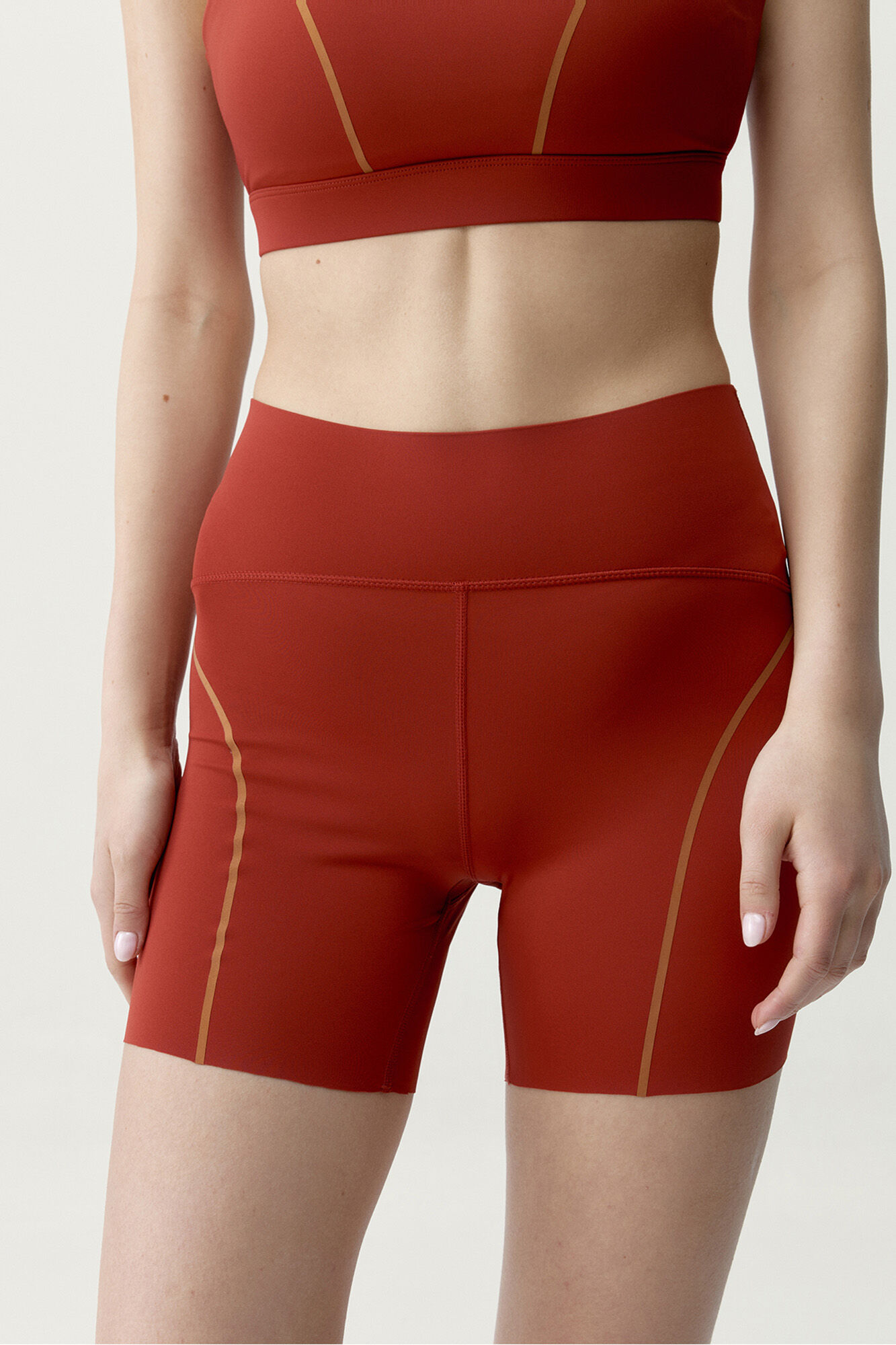 Born Living Yoga Rote Sport-Shorts BRONE