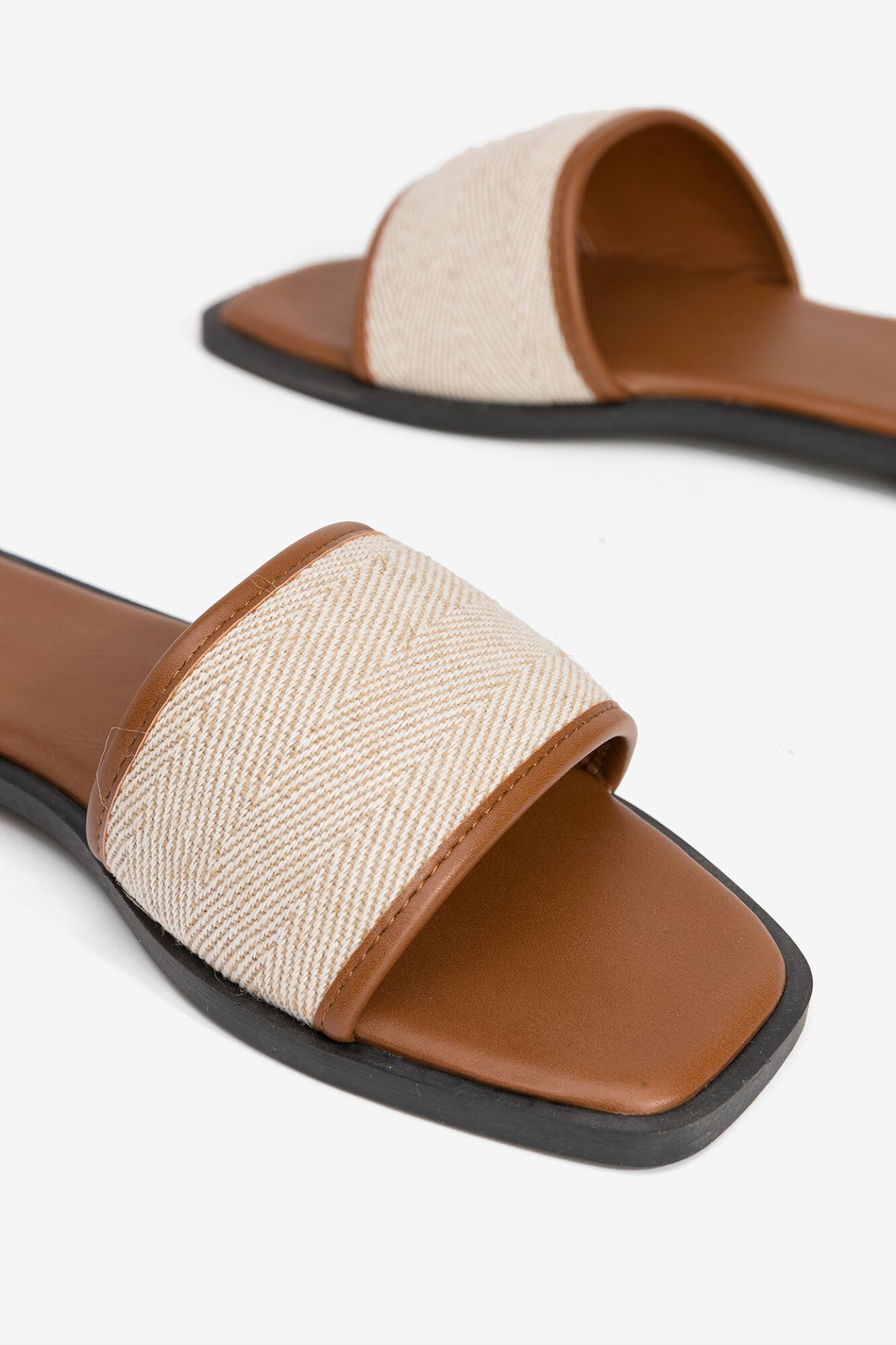 Vilanova Sandalia plana con tira texturizada