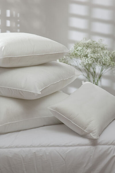 Womensecret Medium firmness fibre filled cushion blanc