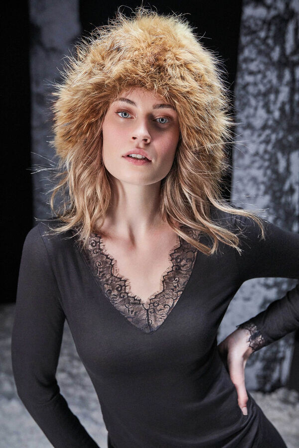 Gisela Thermal V neck T-shirt with lace black