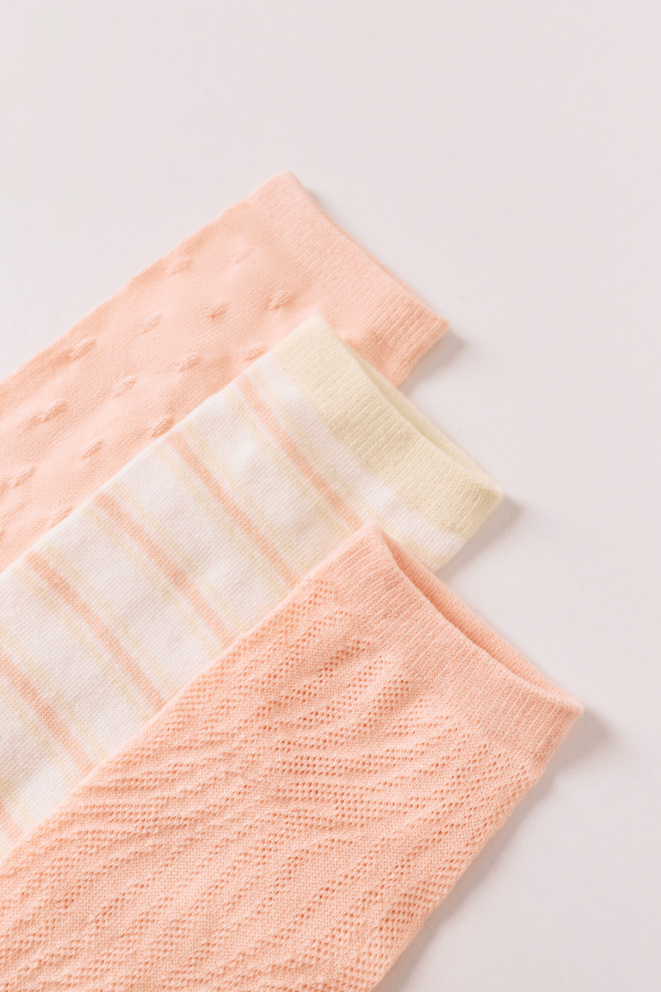 Women'secret Khakifarbene Socken im 3er-Pack mit Print und Textur