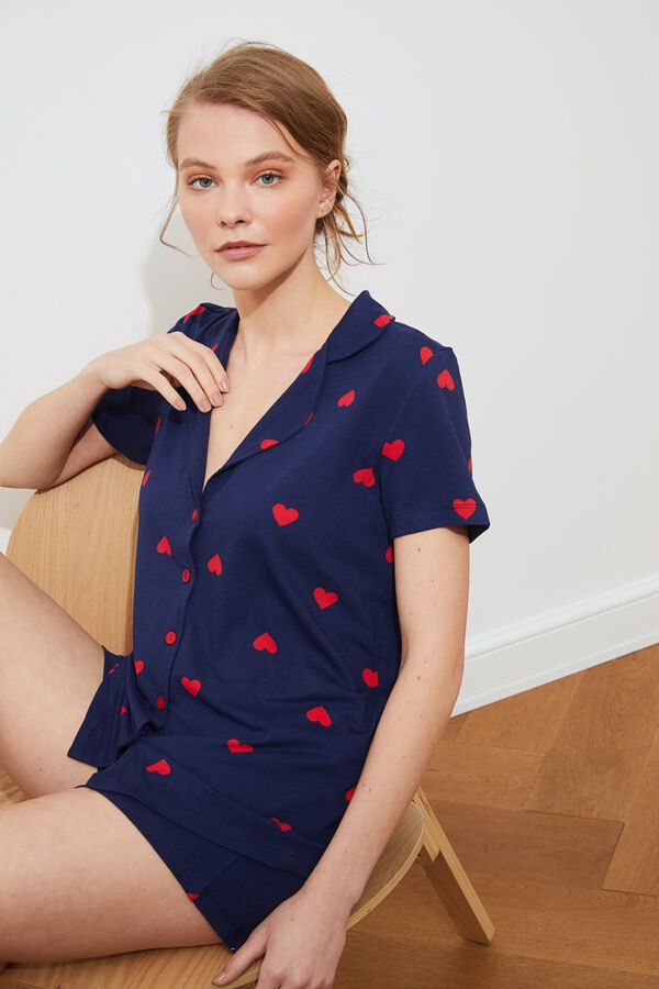 Trendyol Conjunto pijama camisero corto corazones azul