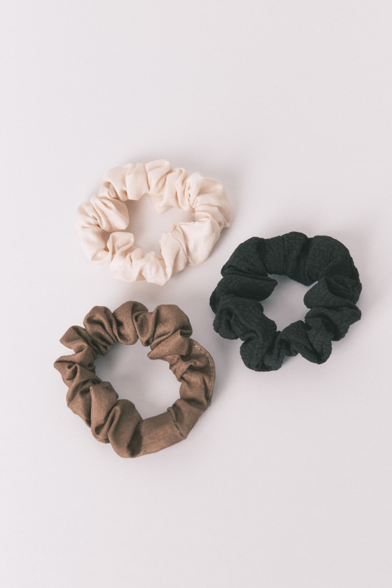 Women'secret Pack of 3 mini scrunchies, black/brown/white