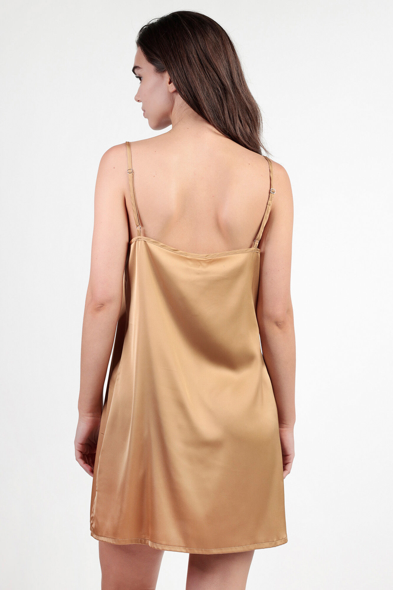 Admas Camis&oacute;n sat&eacute;n detalle plumas marab&uacute; luxe&nbsp;