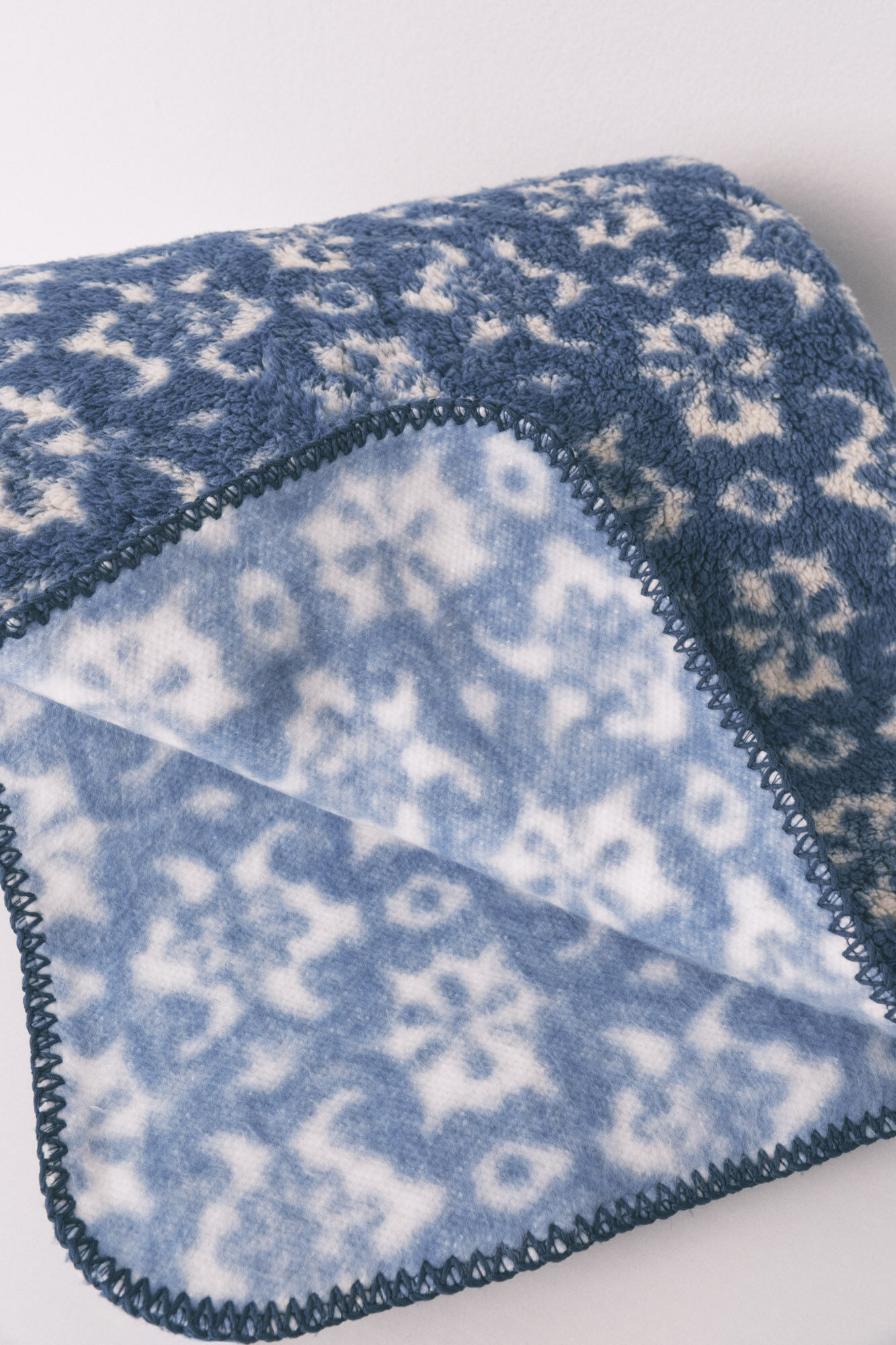 Women'secret Blue floral print sherpa fleece blanket 