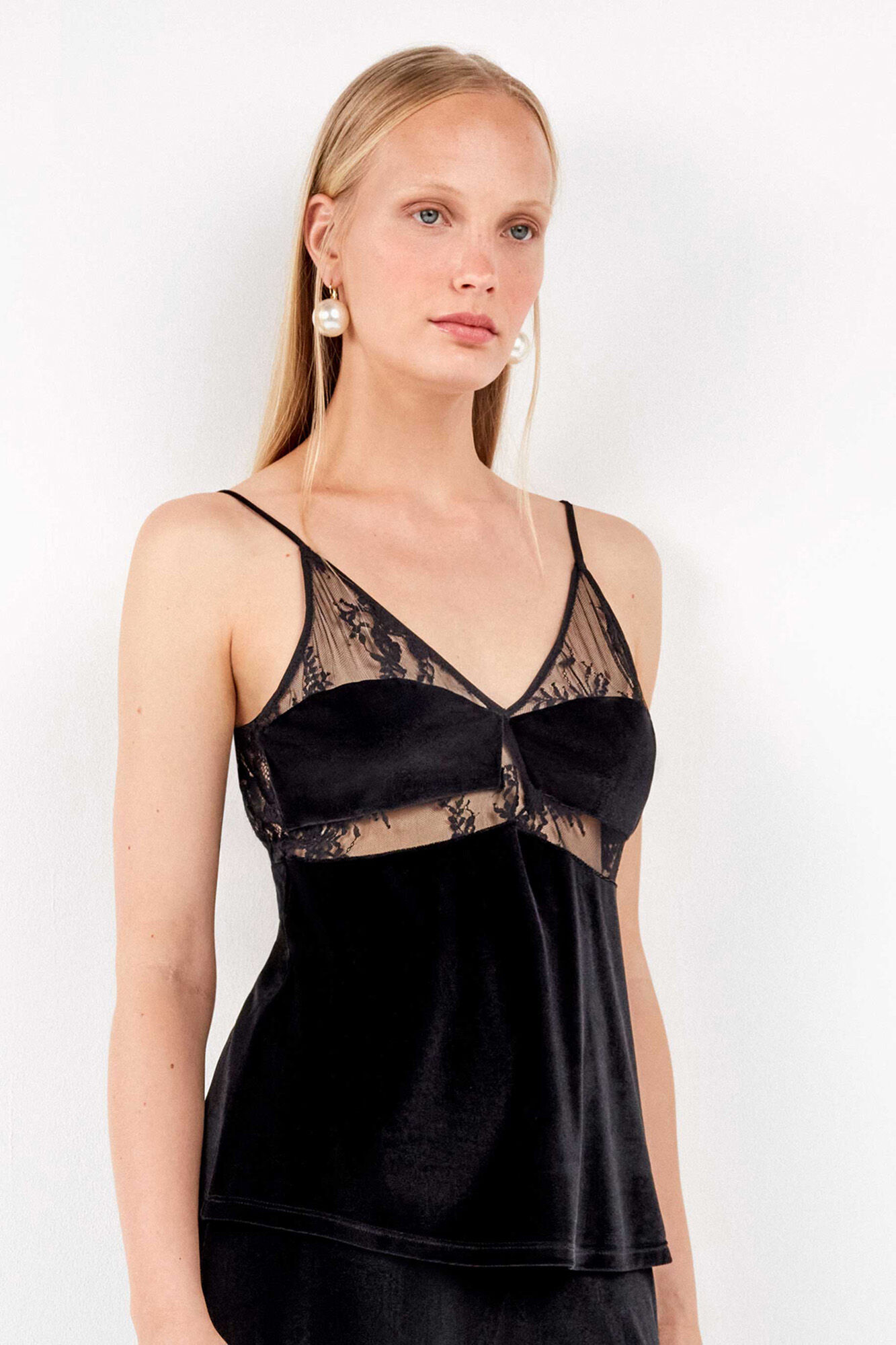 Gisela Soft velvet top with refined lace details