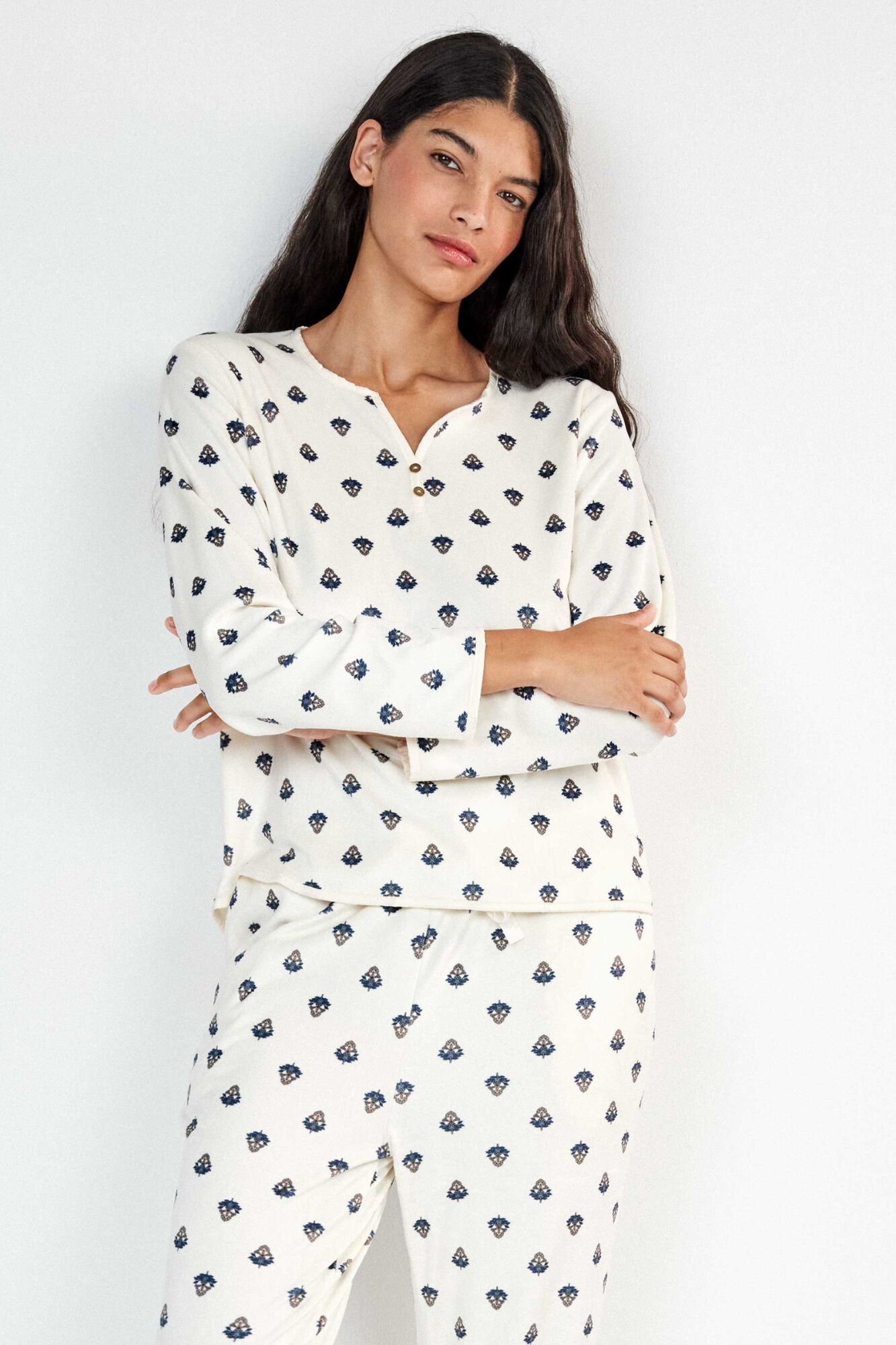 Gisela Pyjama im Hemdlook mit Ethno-Print