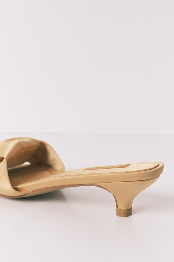 Women'secret Sandales talon chaton satin moutarde imprim&eacute;