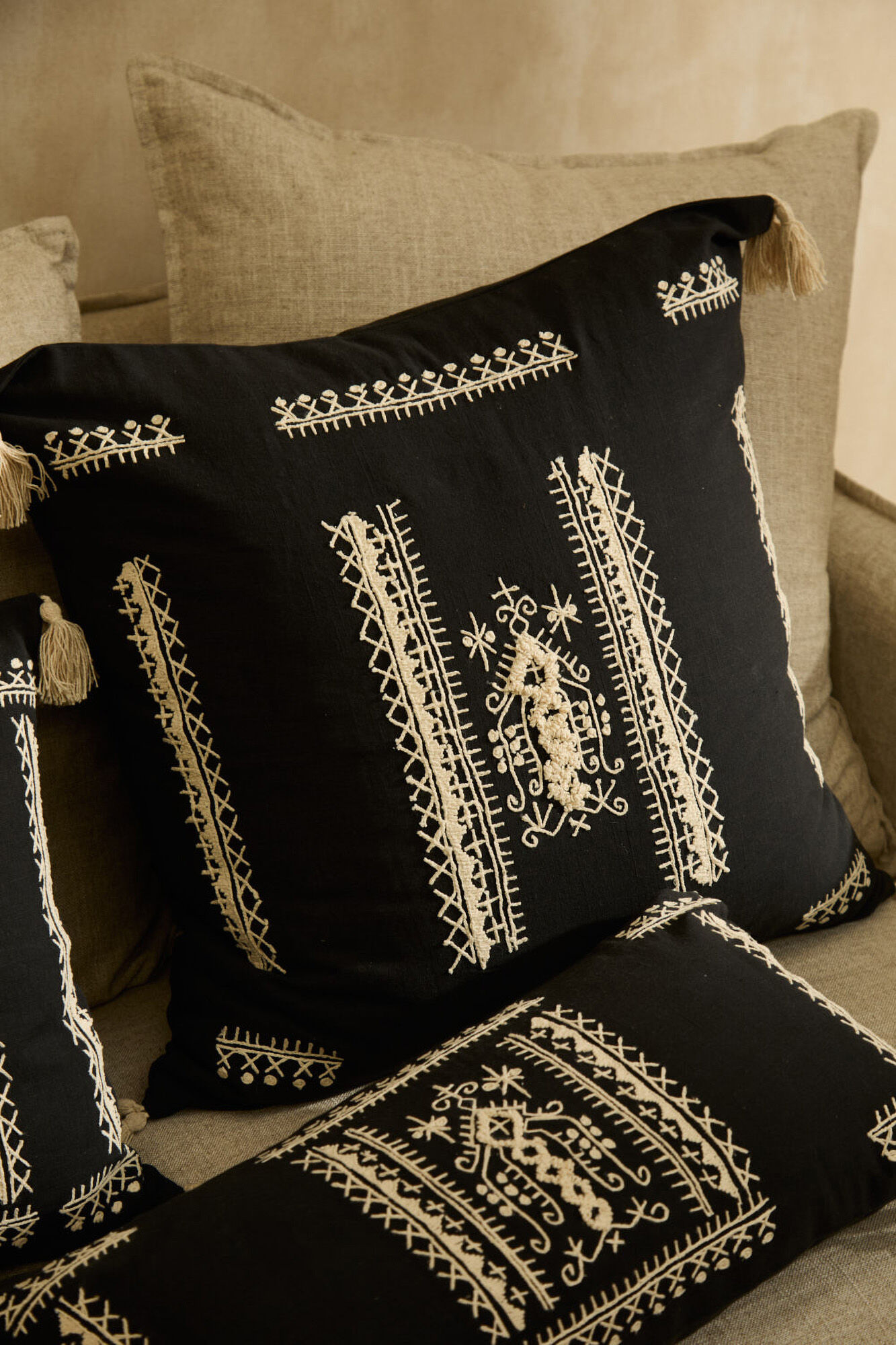 Calma House Funda de coj&iacute;n cuadrado con bordado gris oscuro Traste