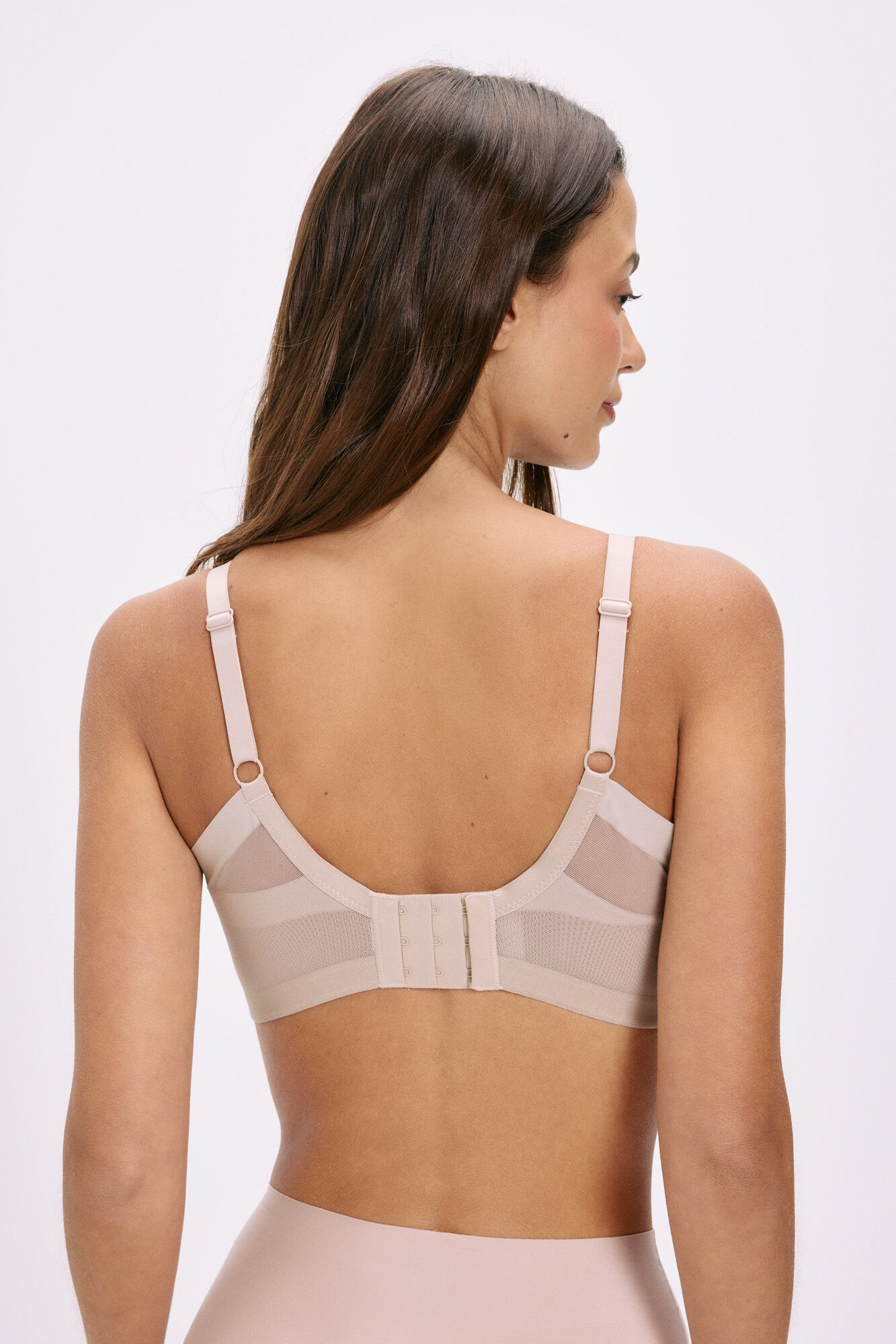 Selene Nadia melltart&oacute;, merev&iacute;tő n&eacute;lk&uuml;l