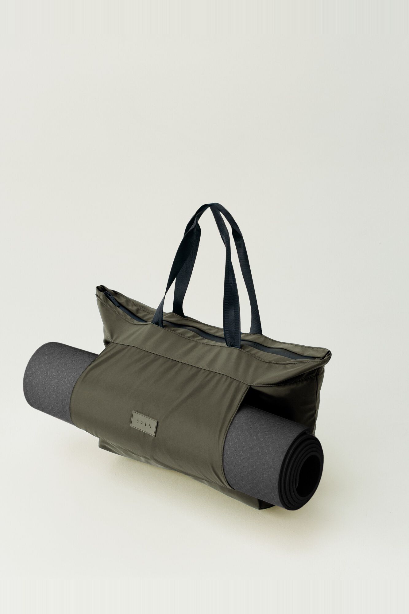 Born Living Yoga Khakifarbene Ebbe Tasche