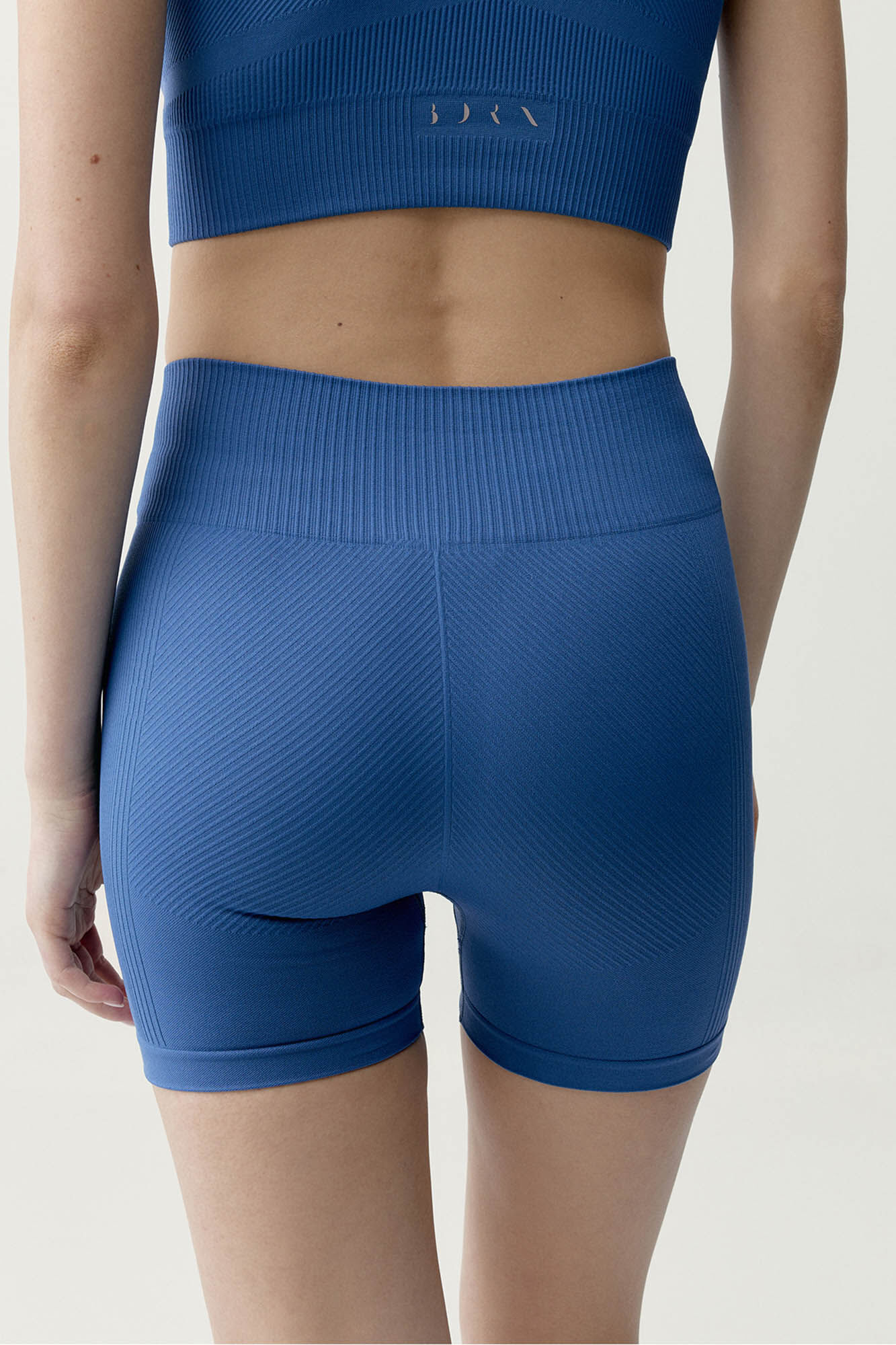 Born Living Yoga Blaue Sport-Shorts Lindy