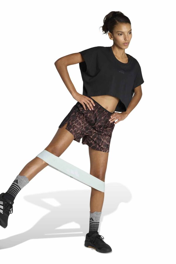 Adidas Short deportivo animal print Essentials marr&oacute;n