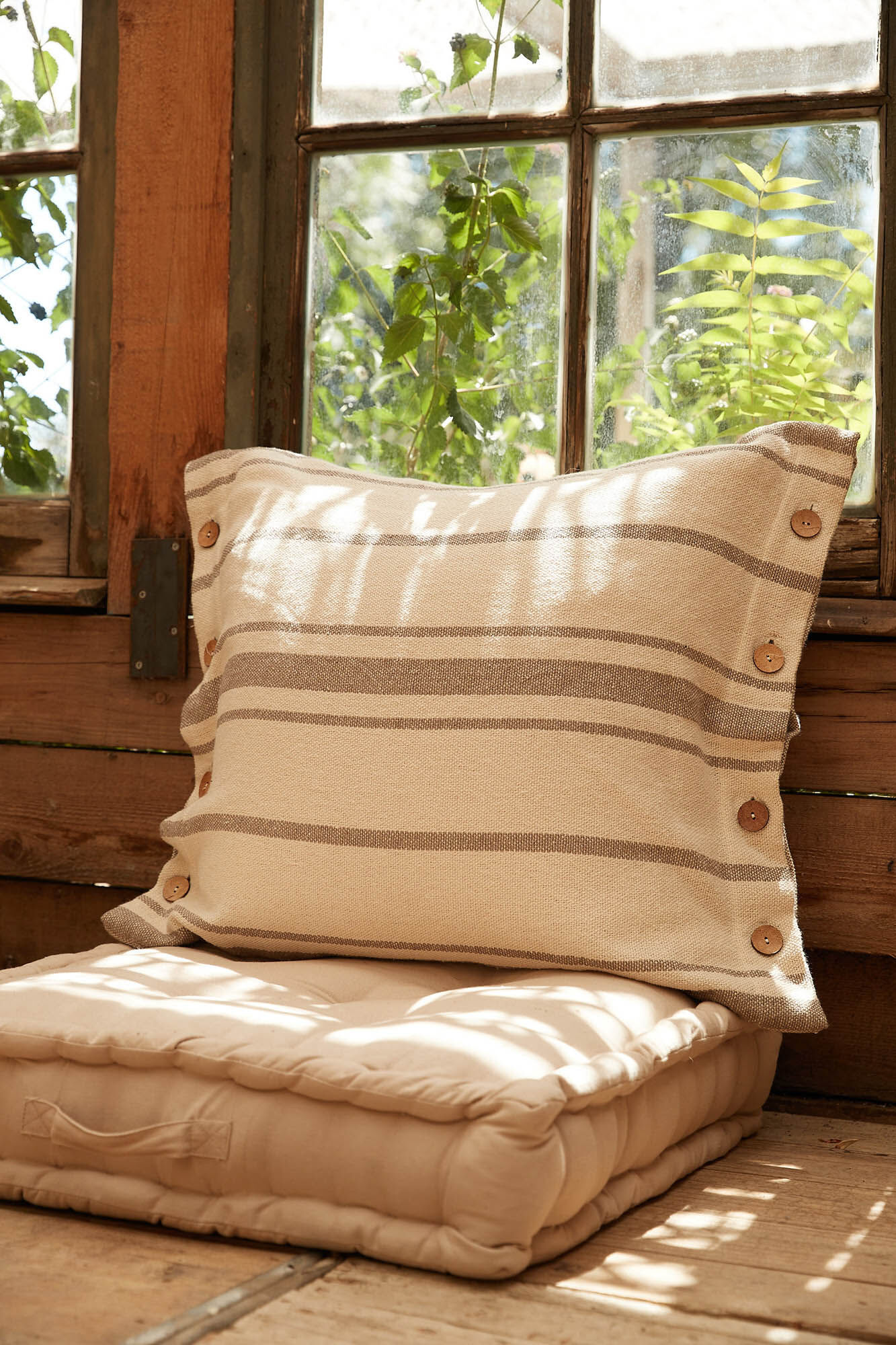 Calma House Funda de coj&iacute;n cuadrada a rayas beige con botones Sorento