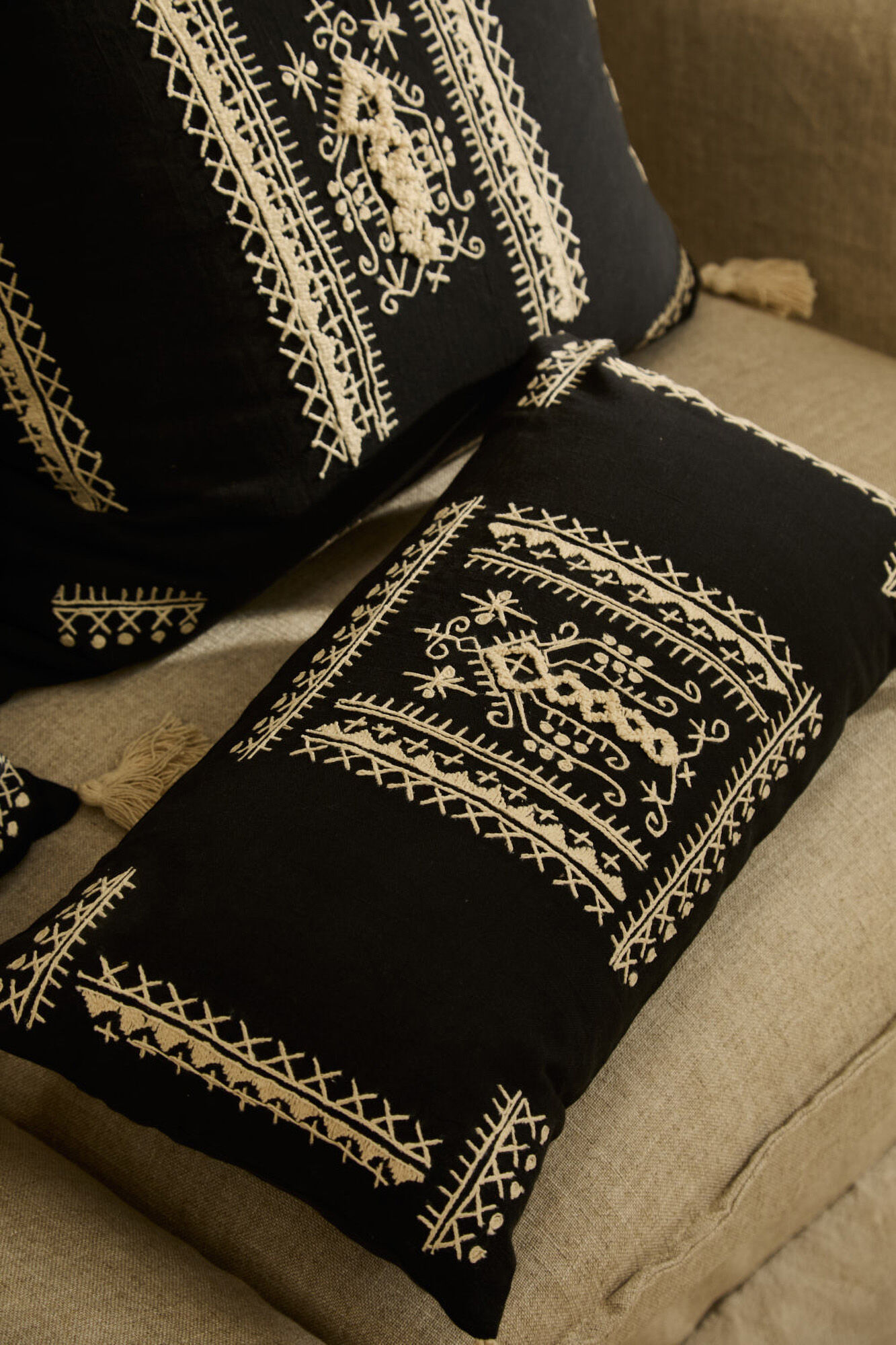 Calma House Funda de coj&iacute;n rectangular con bordado gris oscuro Traste