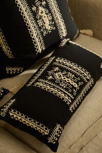 Calma House Capa de almofada retangular com bordado cinza escuro Fret