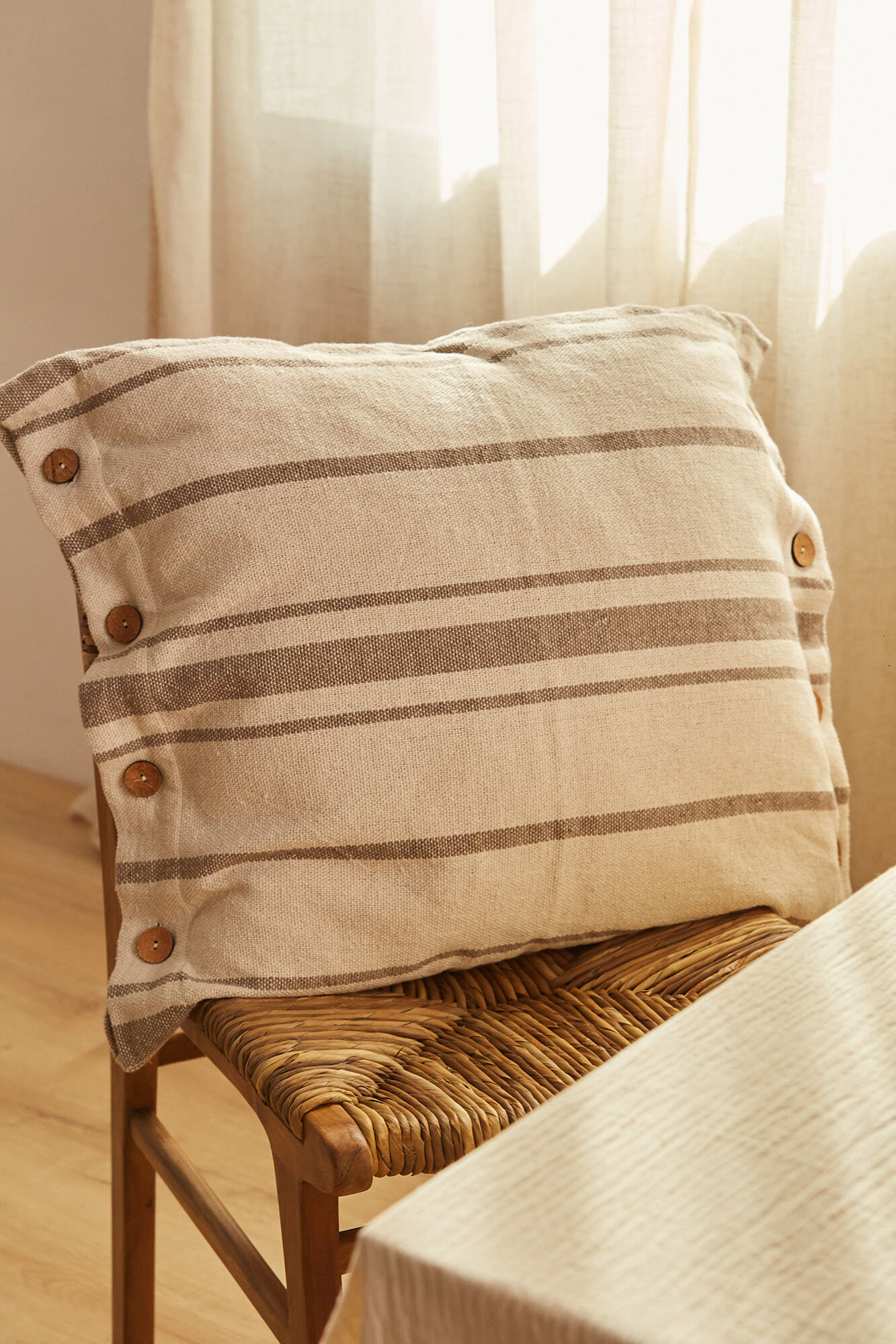 Calma House Funda de coj&iacute;n cuadrada a rayas beige con botones Sorento