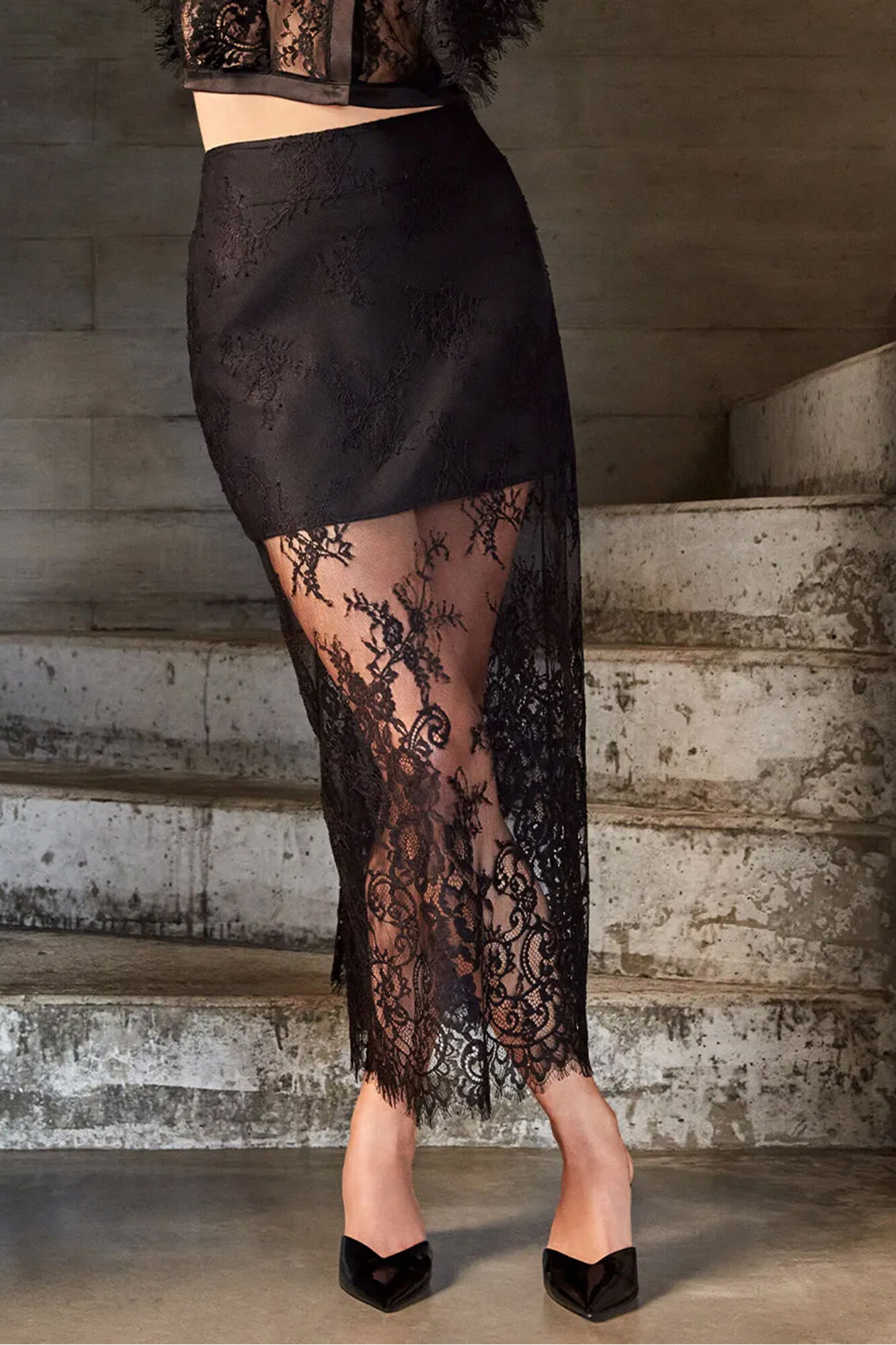 Gisela Falda negra de encaje con forro interior y acabado sofisticado