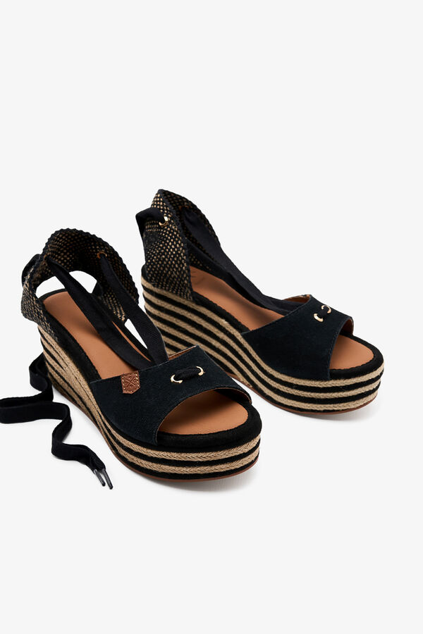 Popa Valdes alacsony vel&uacute;r &eacute;ktalp&uacute; szand&aacute;l fekete