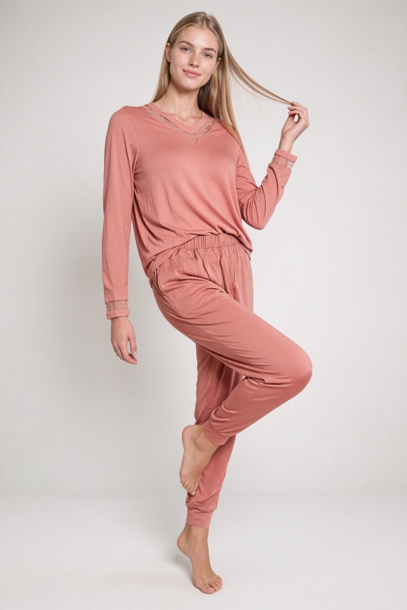Gisela Long pyjamas with lace details