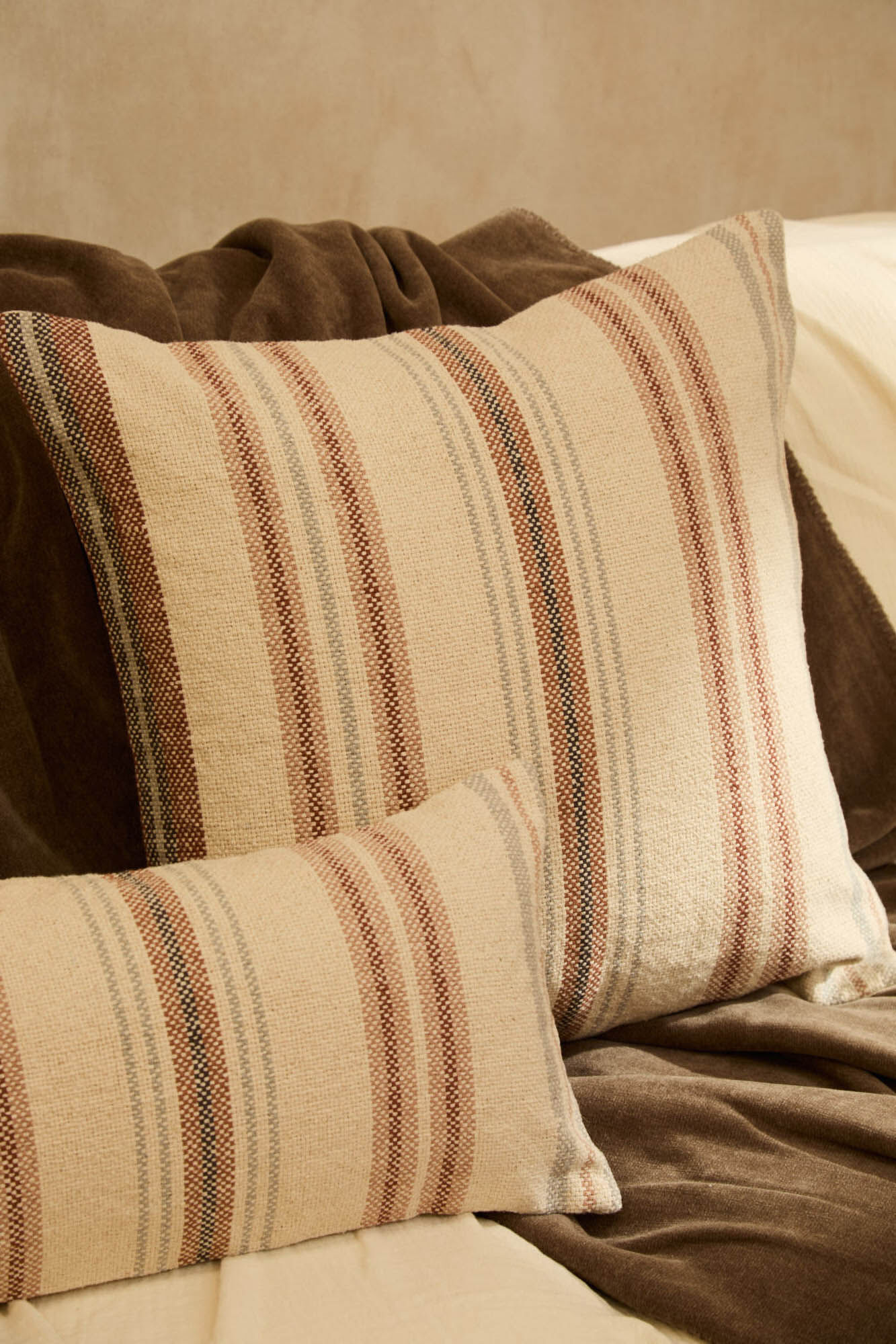 Calma House Funda de coj&iacute;n cuadrada a rayas multicolor Peru