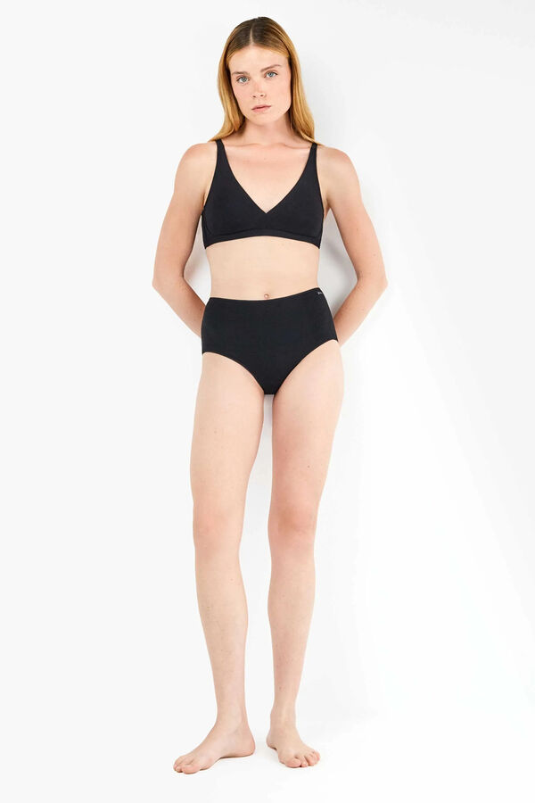 Gisela Braga alta con gal&oacute;n de encaje y camales&nbsp; negro