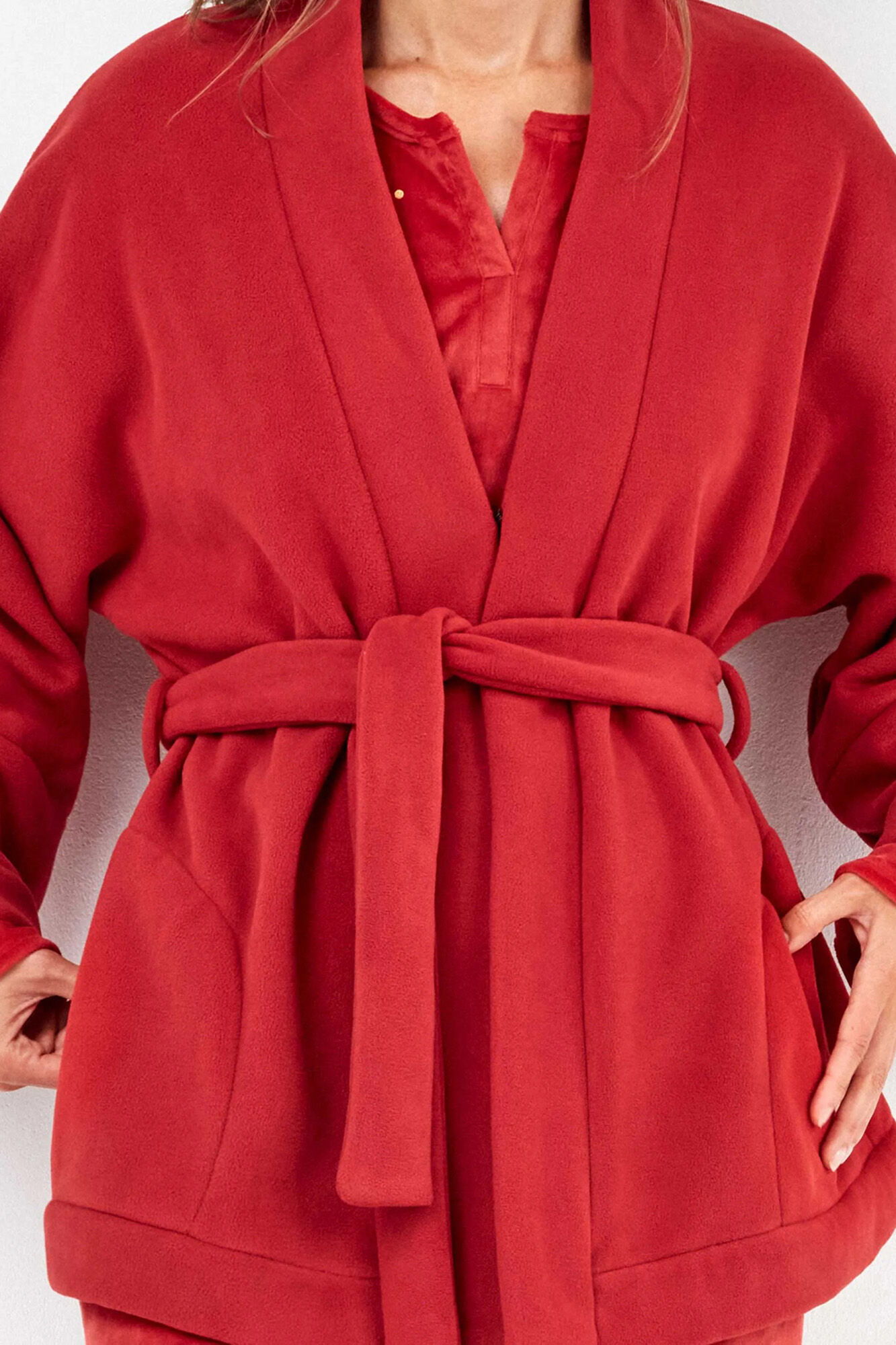 Gisela Bata pelo color rojo