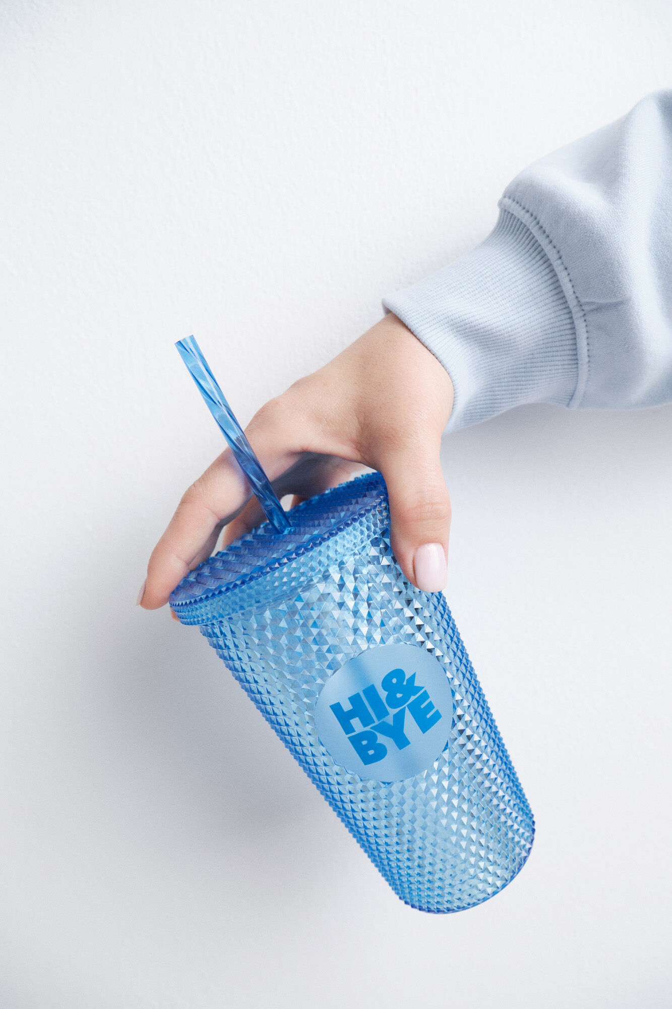 HI&BYE Medium blue plastic cup with integrated straw