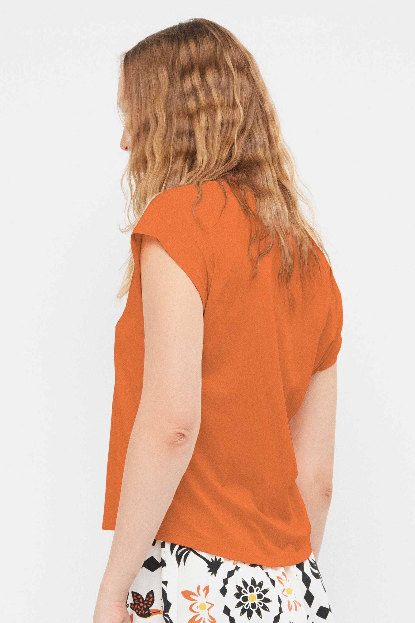 Gisela &Auml;rmelloses Satin-T-Shirt