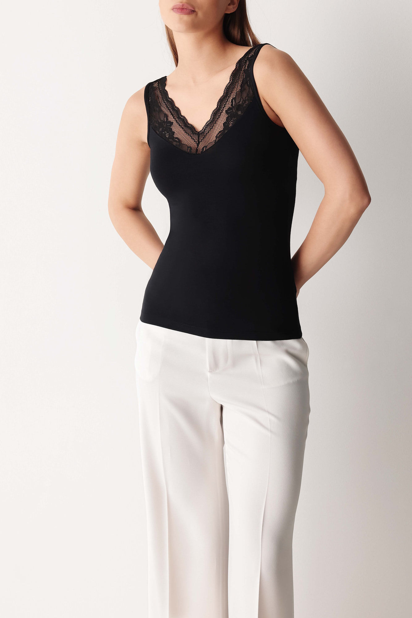 Cotonella Camiseta Sin Mangas Con Cuello V En Encaje