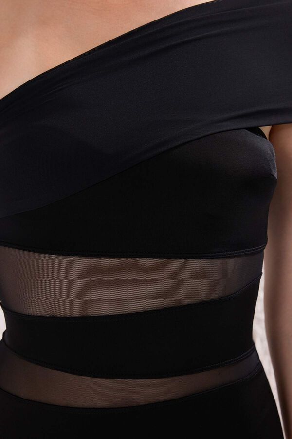 Trendyol Aszimmetrikus kiv&aacute;gott &aacute;tl&aacute;tsz&oacute; f&uuml;rdőruha fekete