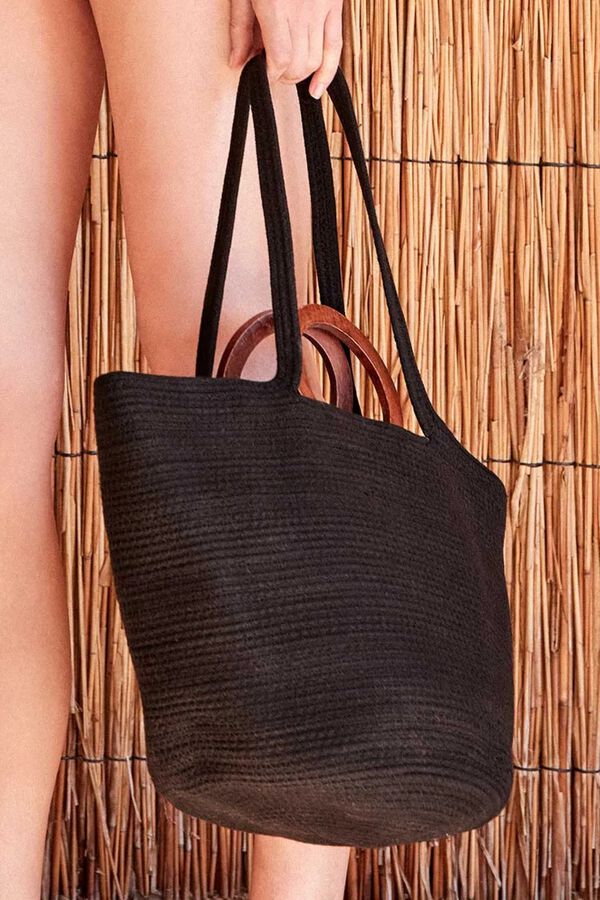 Gisela Bolso tipo capazo negro