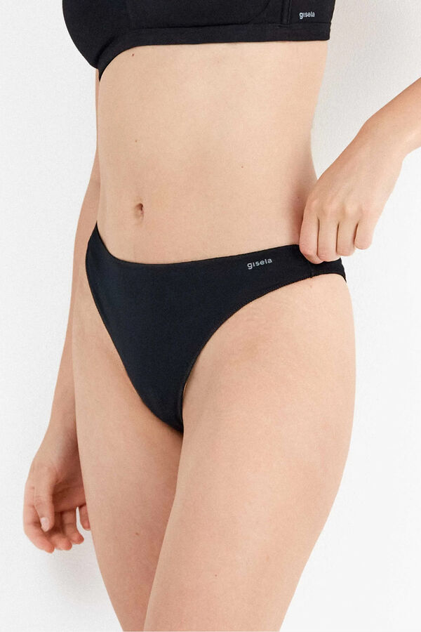 Gisela Braguita brasile&ntilde;a con gal&oacute;n de encaje y camales black