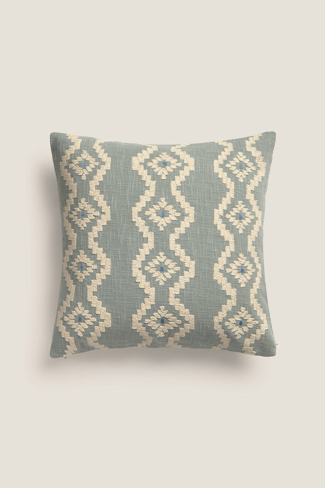 Textura Funda de coj&iacute;n con detalle  bordado geom&eacute;trico