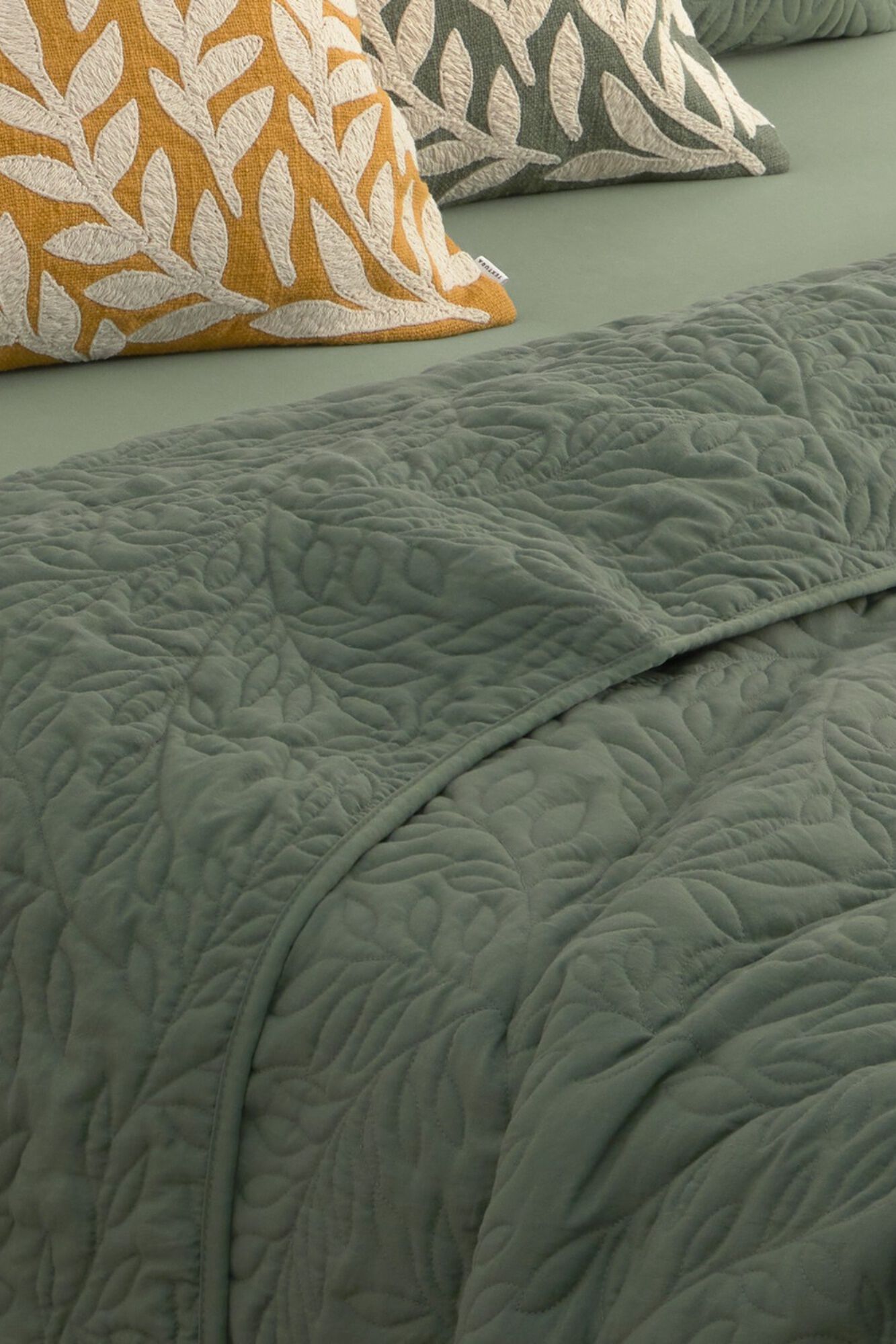 Textura Gesteppte Tagesdecke mit Pflanzenmotiven