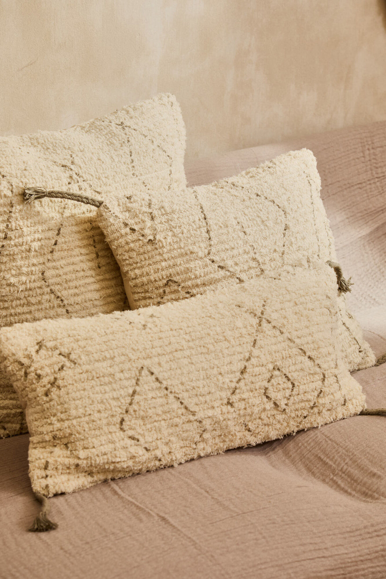 Calma House Funda de coj&iacute;n cuadrada de algod&oacute;n flameado con motivo &eacute;tnico en tono piedra Mayo