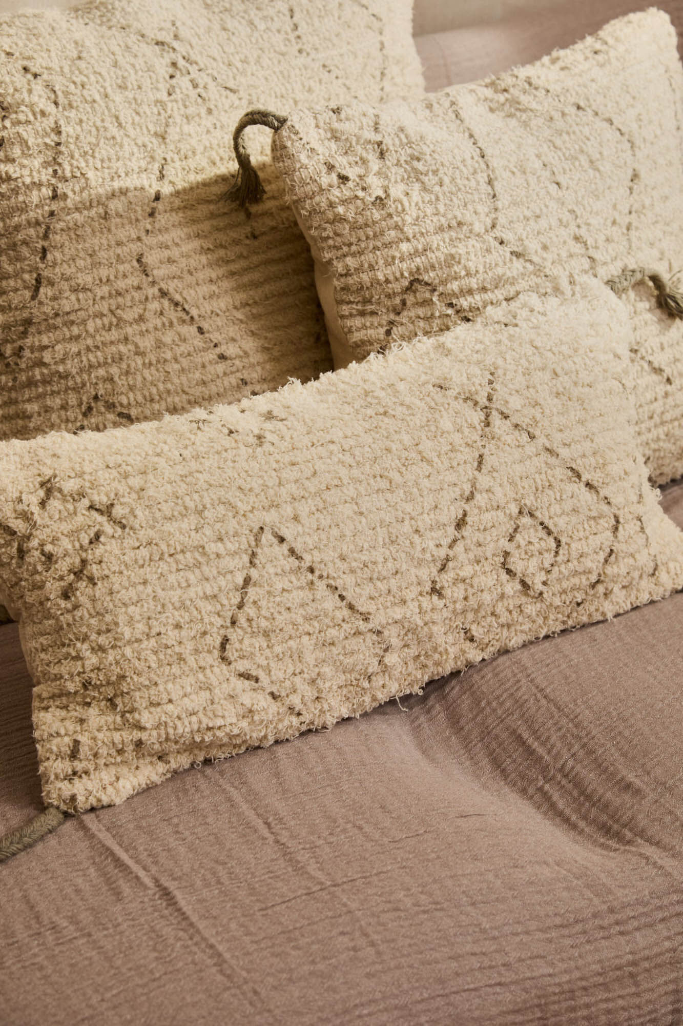 Calma House Funda de coj&iacute;n rectangular de algod&oacute;n flameado con motivo &eacute;tnico en tono piedra Mayo