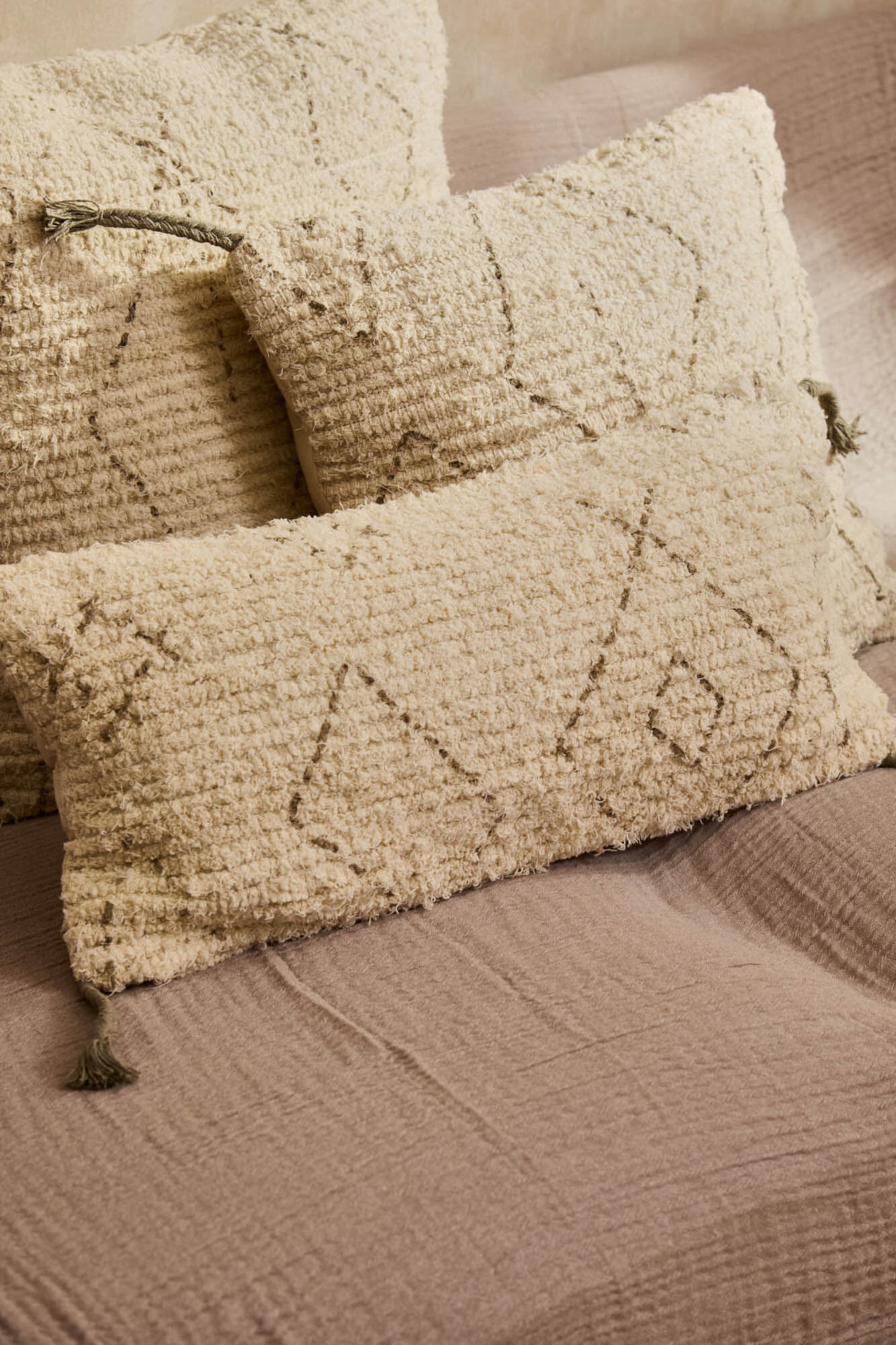 Calma House Funda de coj&iacute;n rectangular de algod&oacute;n flameado con motivo &eacute;tnico en tono piedra Mayo