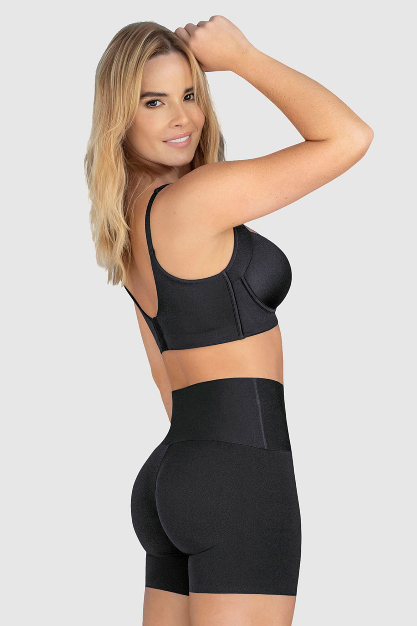 Leonisa Short de control moderado aspecto invisible con faj&oacute;n antideslizante