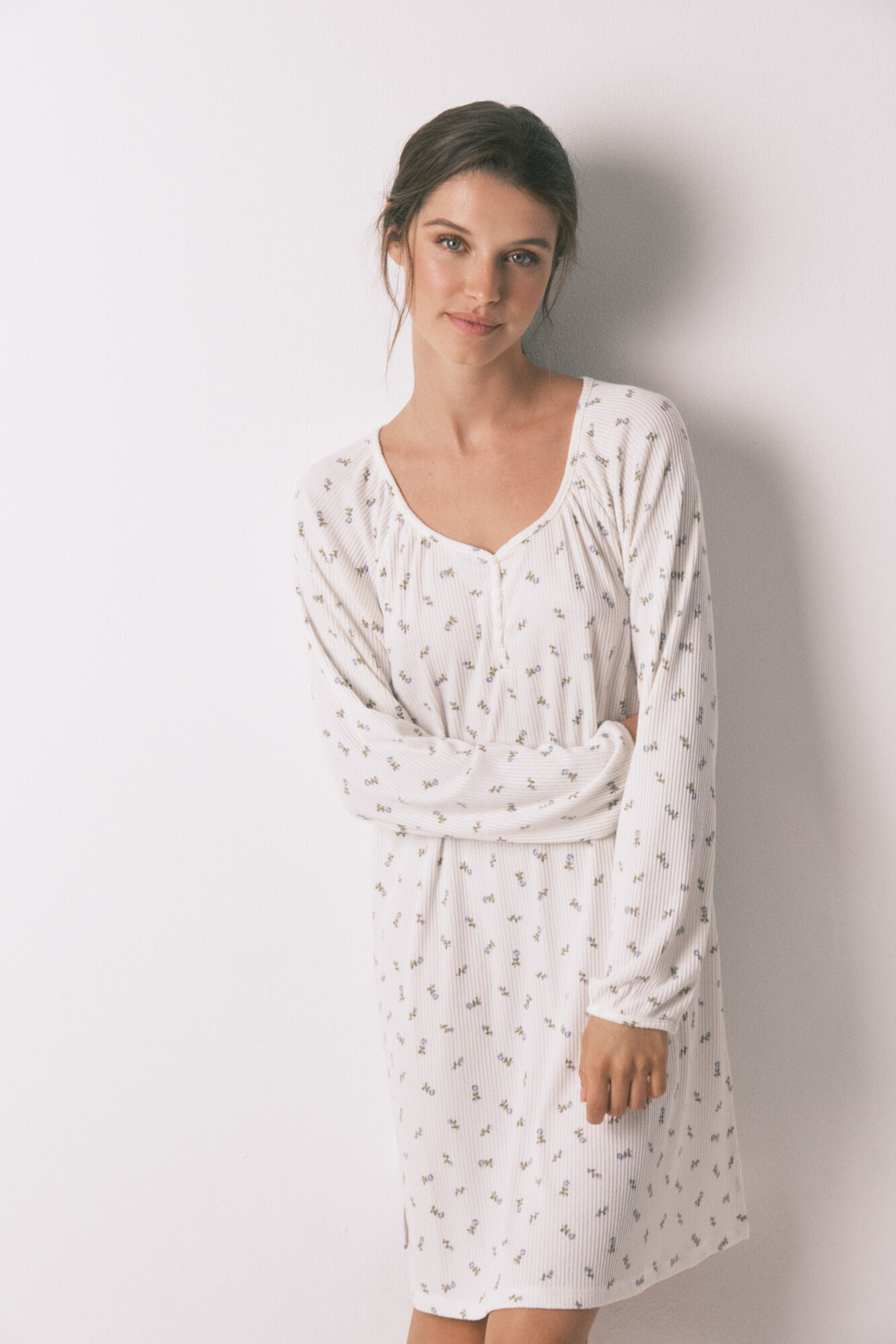 Women'secret Vrećasto bela spavaćica sa cvetnim printom midi