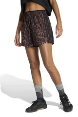 Adidas Short deportivo animal print Essentials marr&oacute;n