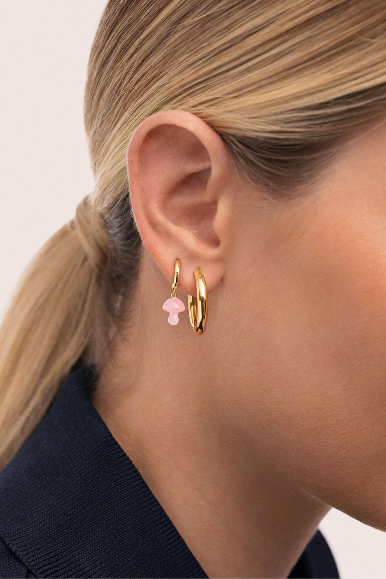 Singularu Einzelner Creolen-Ohrring mit rosa Pilz, vergoldet