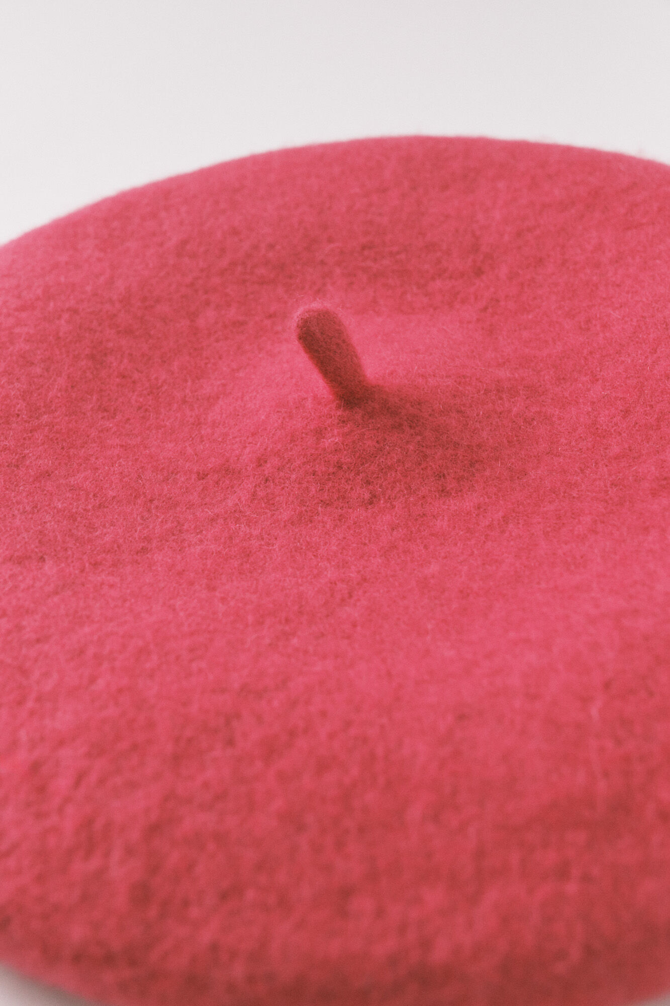 Women'secret Crvena kapa u stilu beretke