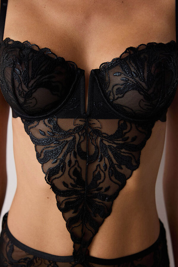 Penti The V-Wire Strapless Bodysuit with removable straps offers a great design for outfits with shoulder cleavage. Achieve a smooth look with its strapless design and V-shaped wire support, which remains invisible under your clothes. Add a stylish touch to your black