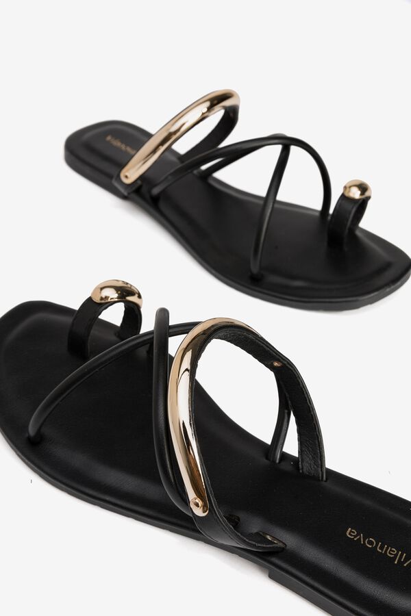 Vilanova Sandalia plana con detalle met&aacute;lico negro