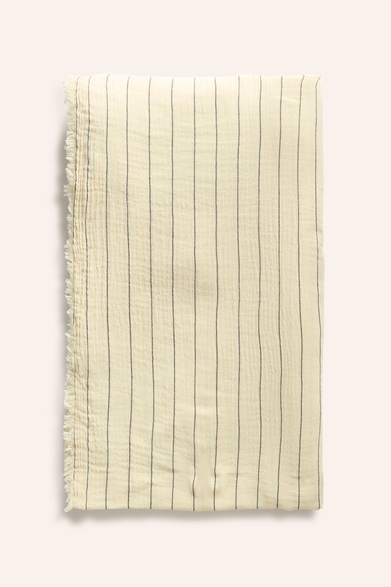 Calma House Tagesdecke aus Musselin mit d&uuml;nnen Streifen Gratto