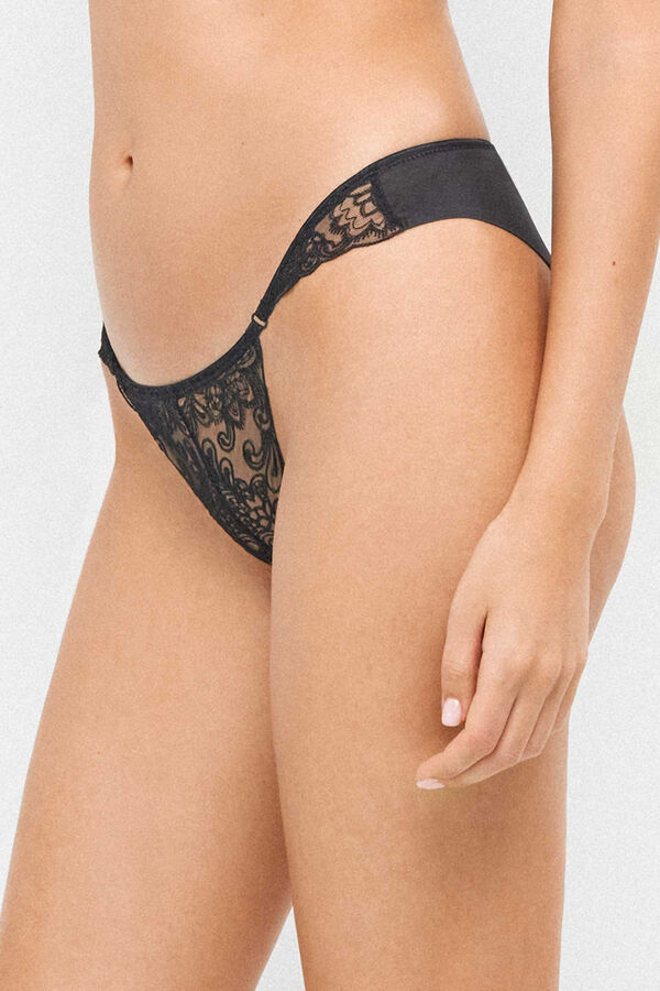 Gisela Braga brasile&ntilde;a bordado floral negro